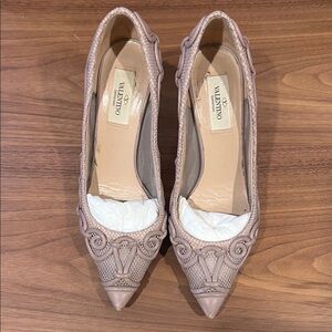Valentino Women's Beige Lace Heels (used)